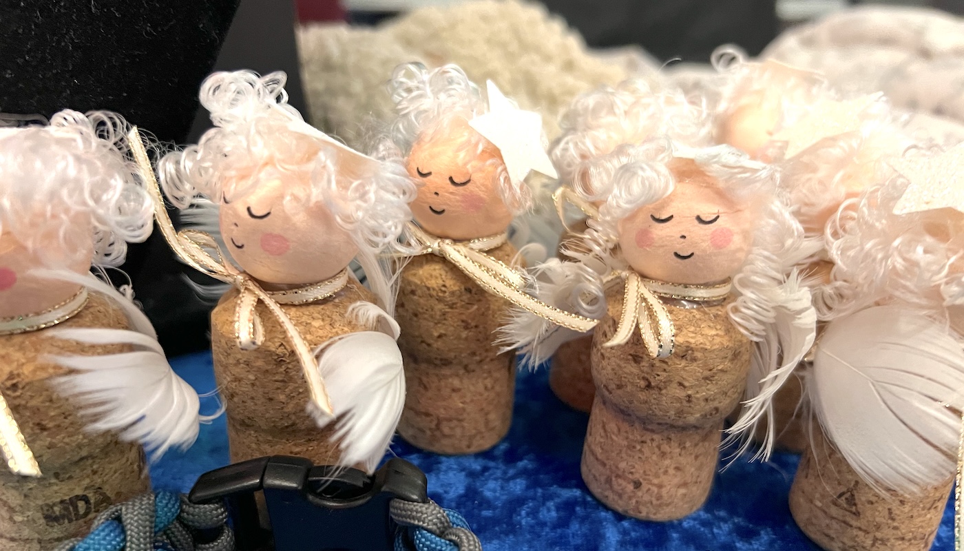 Engelschor aus handgebastelten Figuren